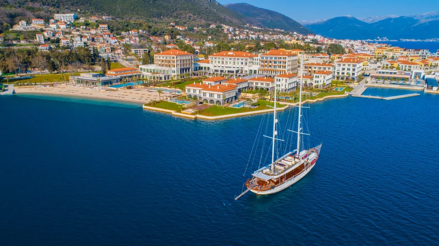 Riana, 42m charter yacht