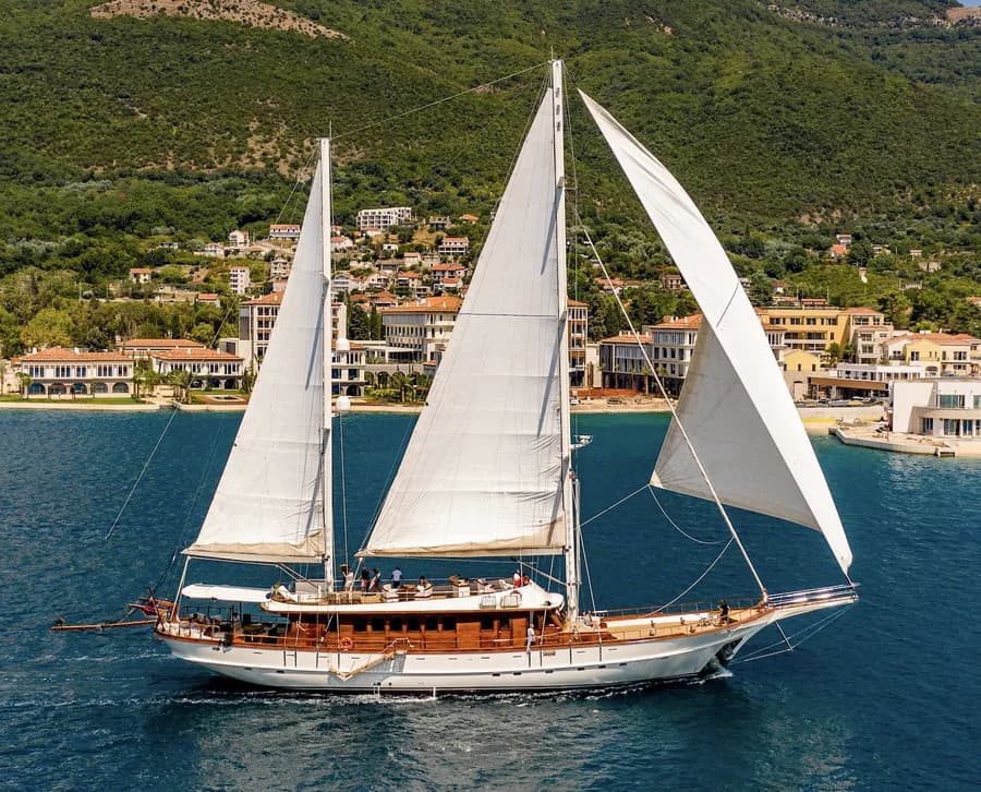 Riana, 42m charter yacht